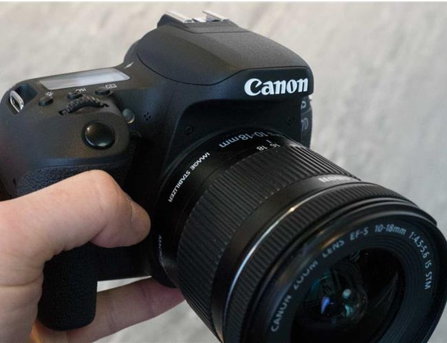 Trên tay máy ảnh Canon 77D