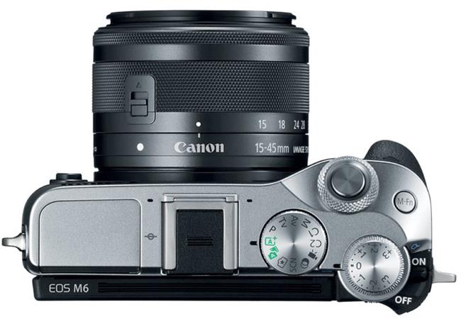 Trên tay máy ảnh Canon EOS M6