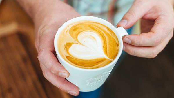 Làm thế nào để tự pha một ly cà phê Latte tại nhà