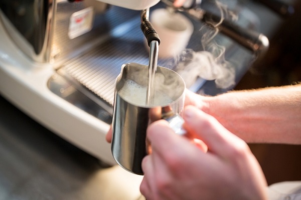 Hướng dẫn cách tạo bọt sữa đúng cách khi sử dụng máy pha cà phê  