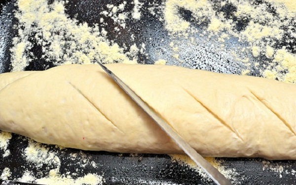 Hướng dẫn làm bánh mì que tại nhà bằng lò nướng siêu dễ 