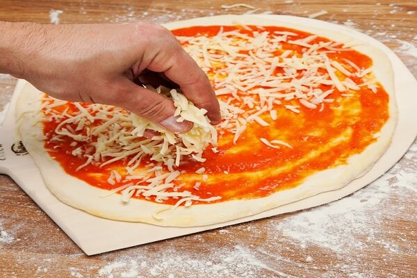 Cách làm bánh pizza xúc xích dễ làm  ở nhà với lò nướng