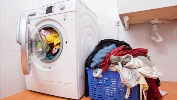 Mẹo “đánh bay” cặn bột giặt đọng lại trên quần áo khi giặt máy