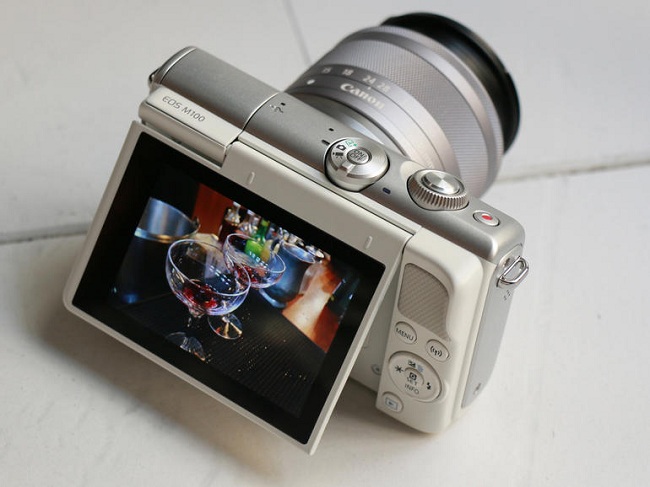 EOS M100 là máy ảnh mirrorless dễ sử dụng nhất của Canon