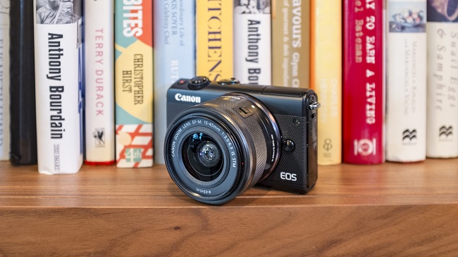 EOS M100 là máy ảnh mirrorless dễ sử dụng nhất của Canon