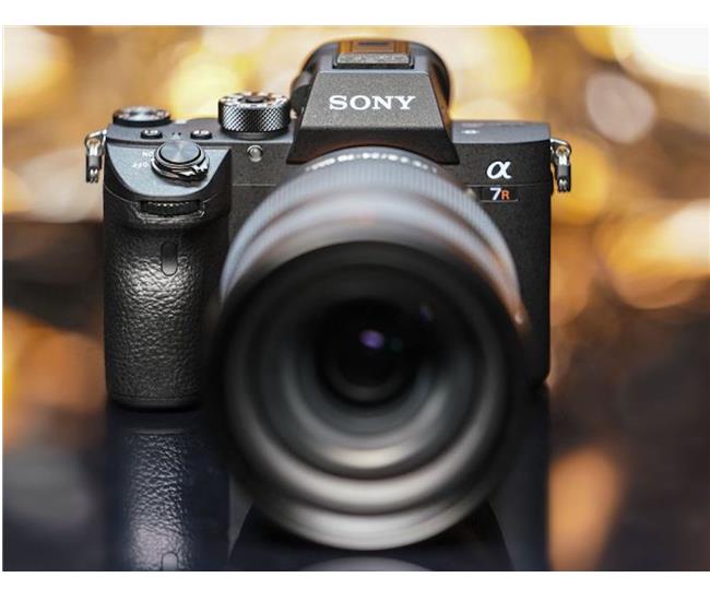 Sony A7R Mark III có dải tương phản Dynamic Range gần bằng Nikon D850