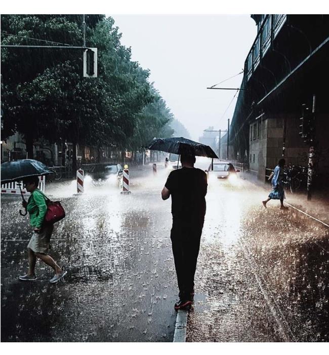 Em nước mắt ảnh đường phố mưa với những hạt mưa tuôn rơi đầy nghẹn ngào