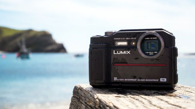 LUMIX DC-FT7 máy ảnh compact không thấm nước đầu tiên có khung ngắm điện tử