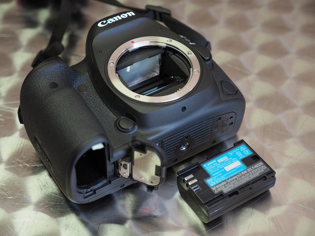 Máy Ảnh Canon EOS 5D Mark IV (Body) - hàng nhập khẩu