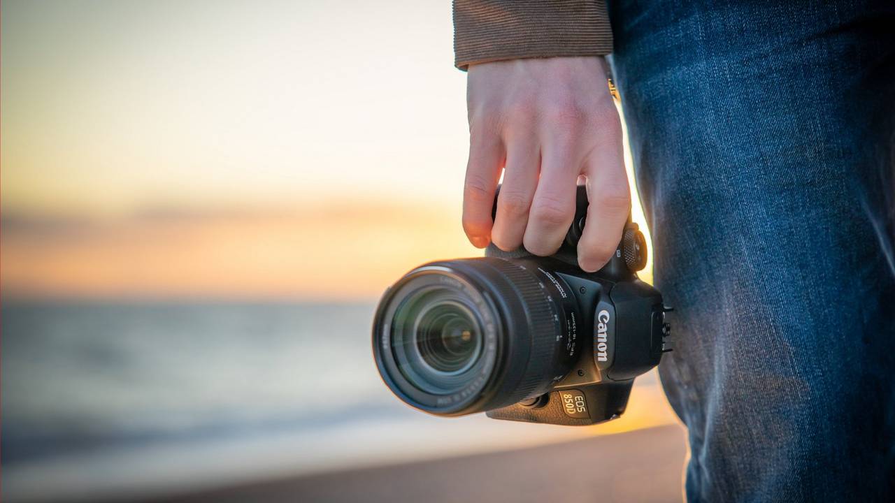Máy ảnh Canon EOS 850D có thiết kế nhỏ gọn, chắc chắn
