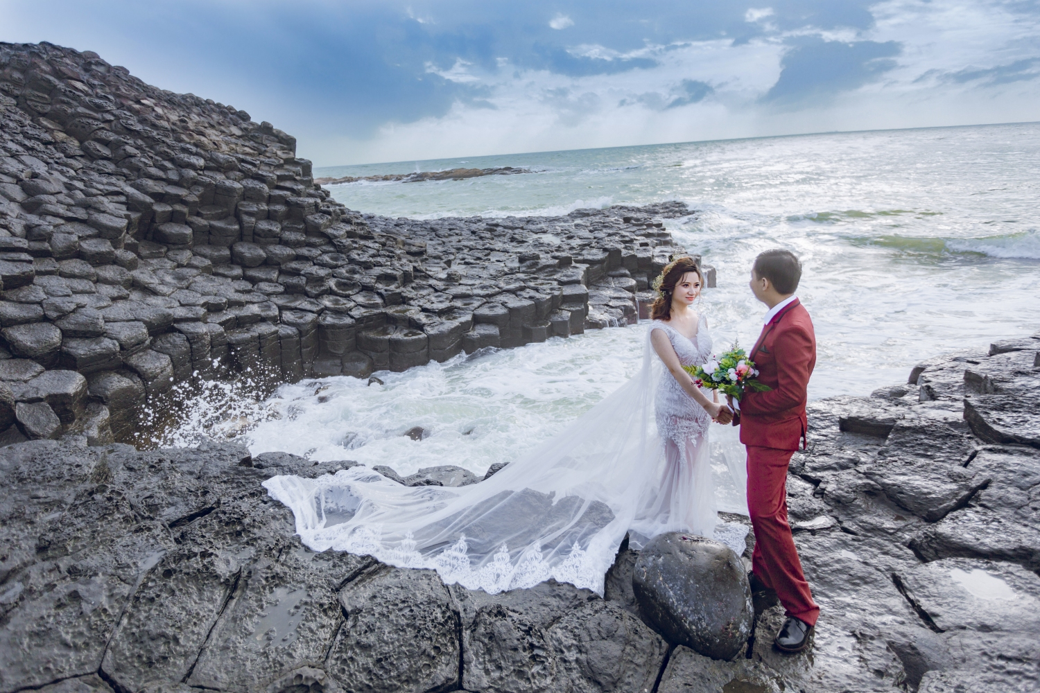 Chúc mừng đến với bộ ảnh cưới tại Phú Yên, nơi có những bãi biển tuyệt đẹp và một thiên đường của tình yêu. Các bức ảnh được chụp tại địa điểm tuyệt đẹp này sẽ khiến bạn không thể rời mắt!