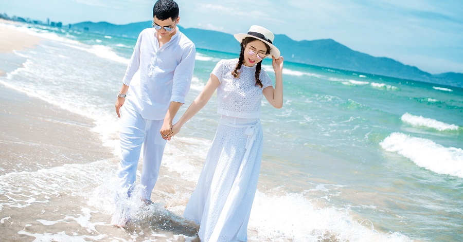 Chụp ảnh cưới tại Quảng Ninh với không gian biển hùng vĩ và đẹp như chốn cổ tích sẽ khiến bạn như đang sống trong mỗi trang truyện cổ tích. Bức hình cưới biển sẽ khiến cho người xem không khỏi thích thú và rực rỡ.