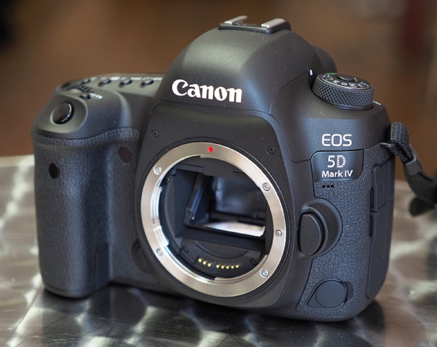 Những phụ kiện đi kèm máy ảnh Canon 5D Mark IV
