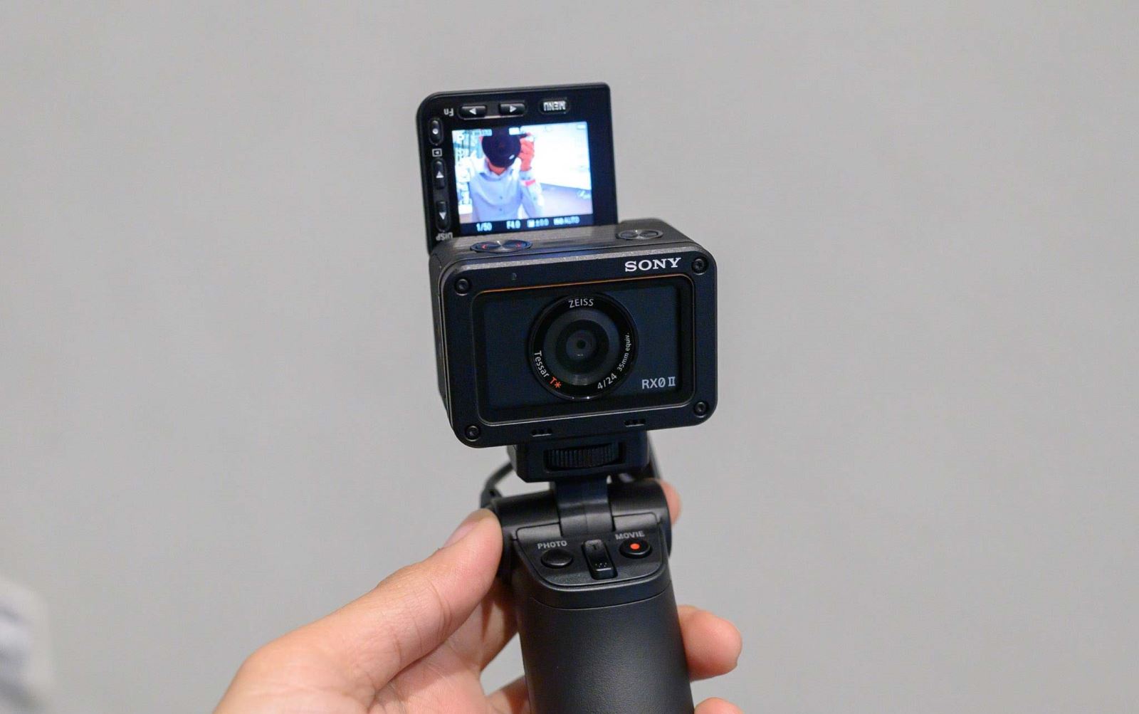 Trên tay Sony RX0 II: nhỏ nhất và nhẹ nhất thế giới, quay phim 4K, màn hình lật 180 độ