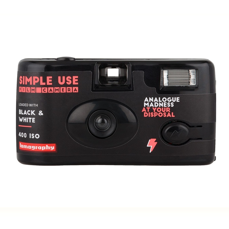 Máy ảnh Lomography Simple Use Film - màu đen trắng sẽ mang đến cho bạn một trải nghiệm nhiếp ảnh đơn giản nhưng đầy thú vị. Với ống kính cơ bản và bộ đèn flash tích hợp, bạn có thể tái chế camera và chụp nhiều bức ảnh cuộc sống hàng ngày và các buổi tiệc tối phong cách.