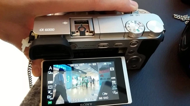  Fujifilm X-A5  có thách thức sự thống trị Sony A6000?