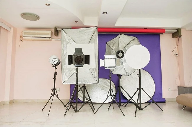 Những thiết phụ trợ cần có trong bất kỳ một studio chụp ảnh nào