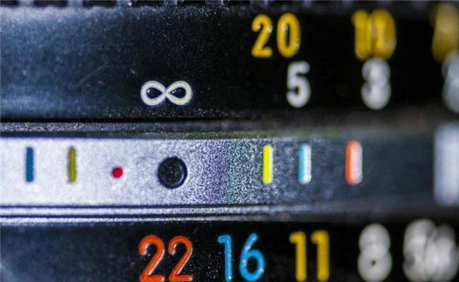 Sự biến mất trong im lặng của điểm lấy nét vô cực