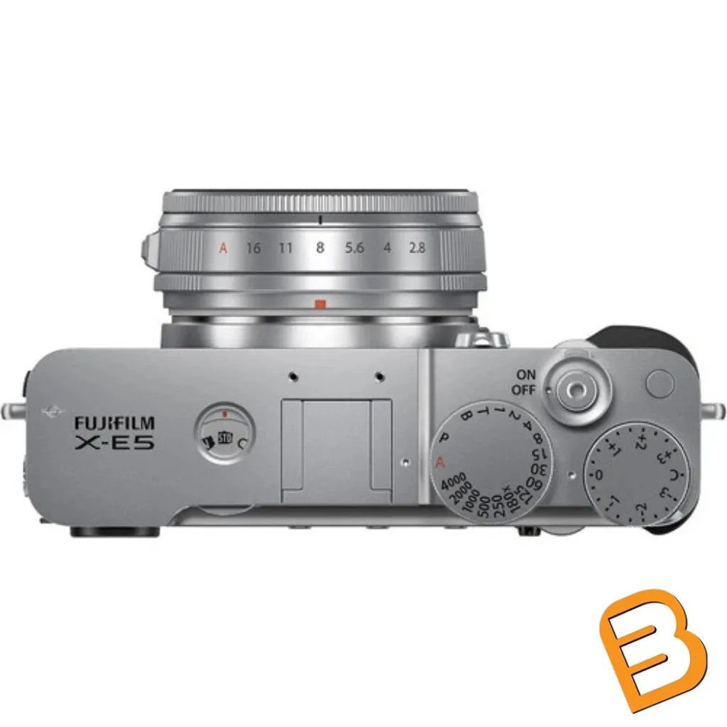 Cận cảnh vòng xoay Film Simulation trên đỉnh máy Fujifilm X-E5 màu Bạc