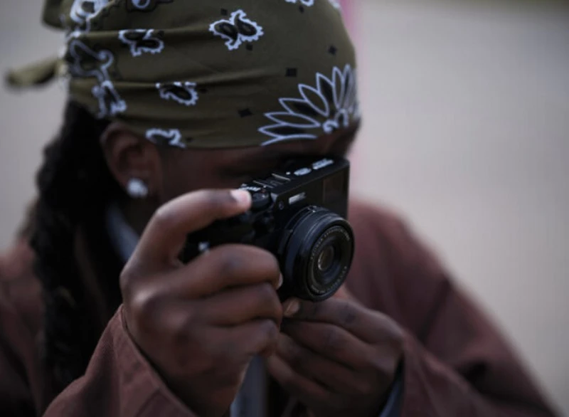 Kính ngắm lai Hybrid Viewfinder cho phép chuyển đổi OVF & EVF