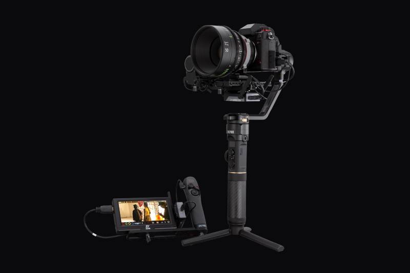 Đèn OLED màn hình lớn giúp nhà làm phim dễ dàng nắm bắt và chỉnh sửa thông tin