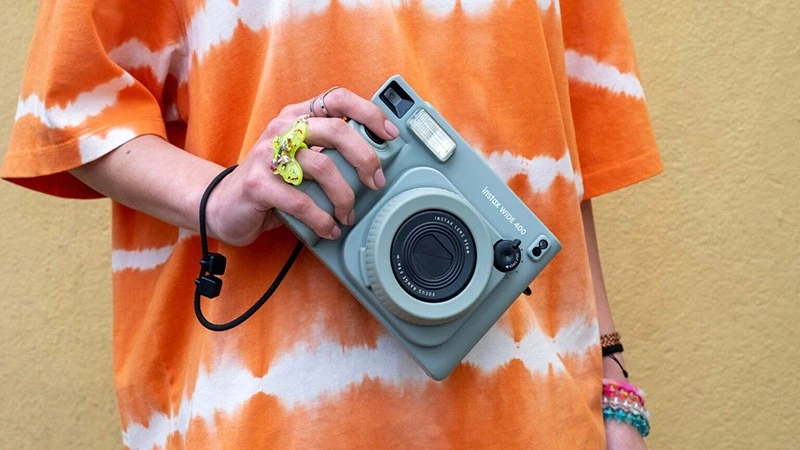 Instax Wide với khả năng chụp rộng, phù hợp ảnh nhóm đông