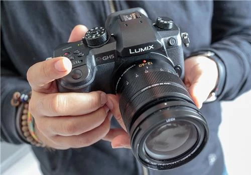 Máy Ảnh Panasonic Lumix DC-GH5 Body