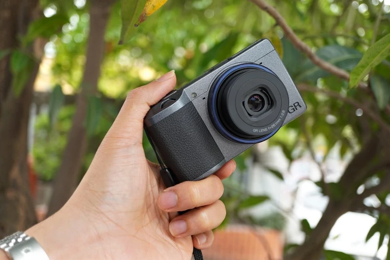 Máy ảnh Ricoh là khả năng vận hành bằng một tay linh hoạt