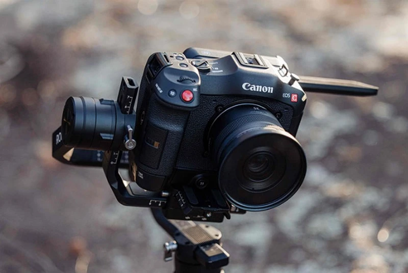 Canon XA75 với khả năng zoom quang học linh hoạt 