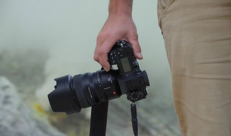 Lens 50mm f1.4 full frame cho bokeh mịn và tự nhiên