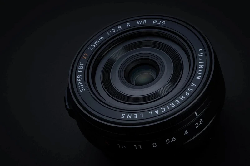 Thiết kế siêu mỏng giúp XF23F2.8 R WR luôn sẵn sàng đồng hành 