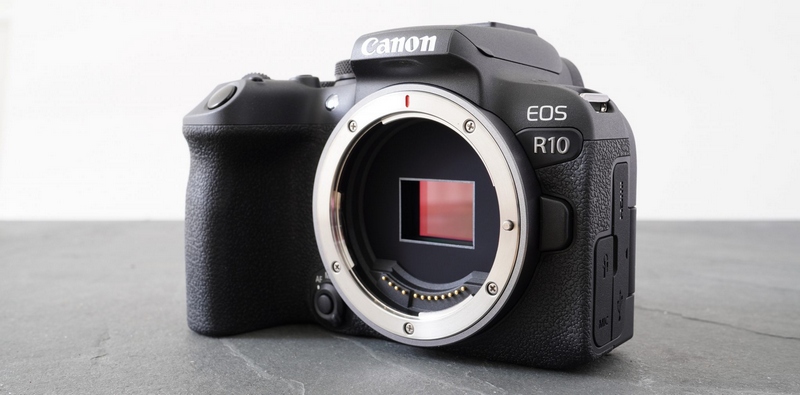 Canon R10 sở hữu phần báng cầm sâu hơn R50