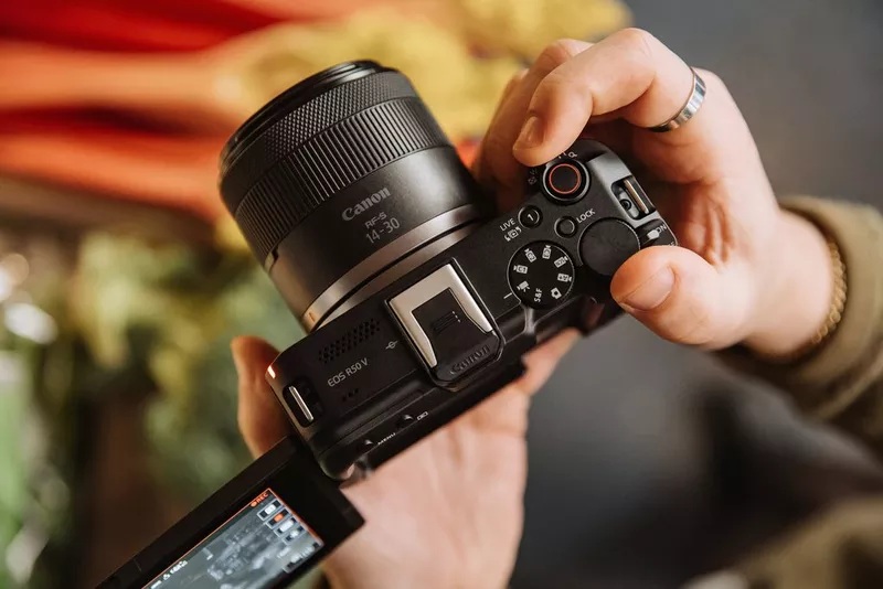 Canon R50 trang bị giao diện hướng dẫn trực quan