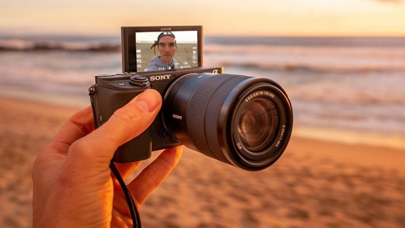 Màn hình lật 180 độ của A6400 hỗ trợ selfie tốt