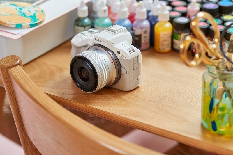 Trọng lượng siêu nhẹ của Canon R50 giúp các bạn nữ dễ dàng thao tác