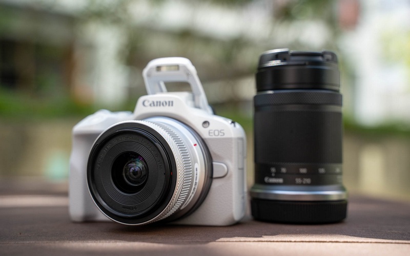 Canon EOS R50 mang kiểu dáng của một chiếc DSLR thu nhỏ