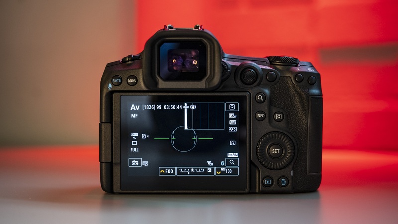 EVF trên R5 Mark II có độ phân giải cao hơn