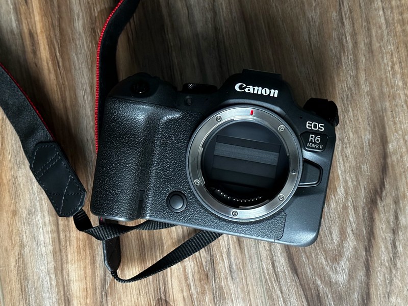 EOS R6 M2 sở hữu báng cầm sâu