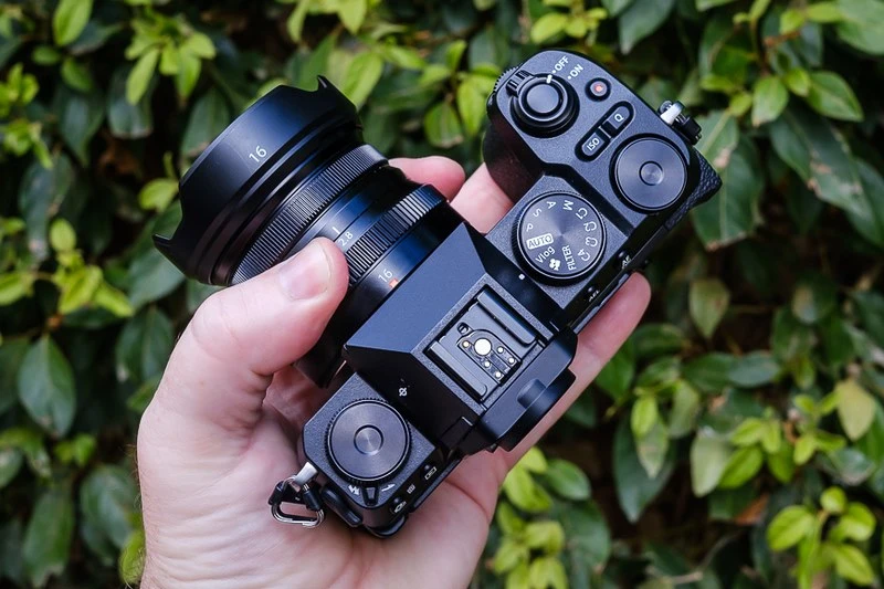 Cảm giác cầm nắm và tính cơ động trên 2 model