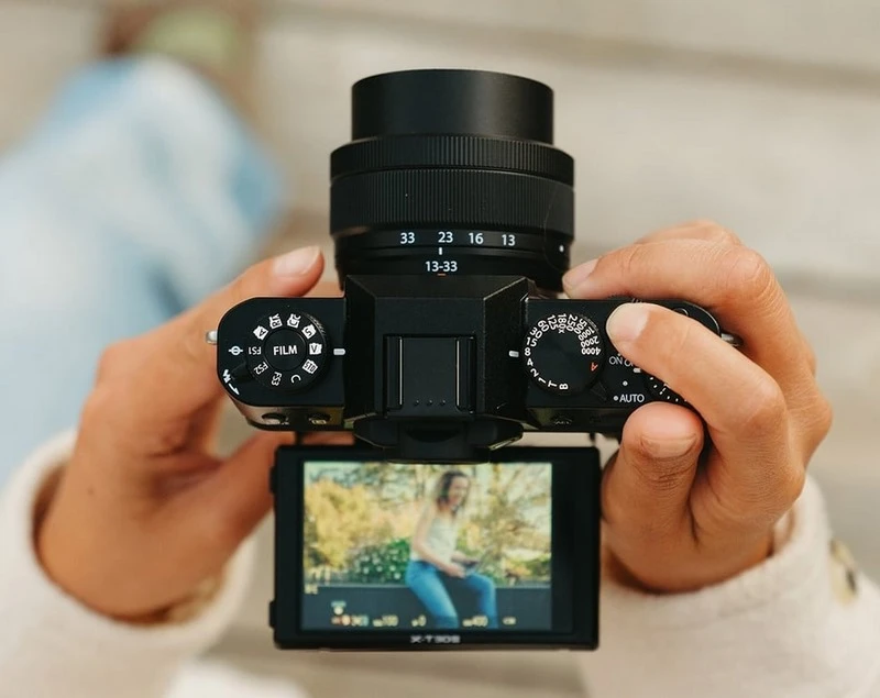 Công nghệ lấy nét AI thông minh của X-T50 vượt trội hơn