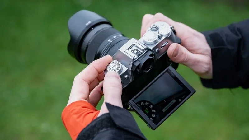 Đặt lên bàn cân cảm biến 40.2MP (XT50)  và 26.1MP (X-T30 III)