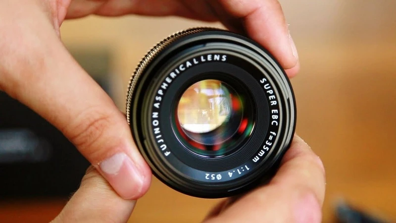 XF 35mm f/1.4 tái hiện chân dung tự nhiên 