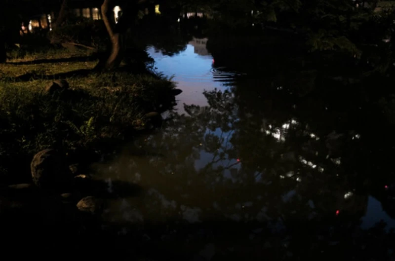 Cấu trúc thân ống kính có các điểm seal chống nước và bụi