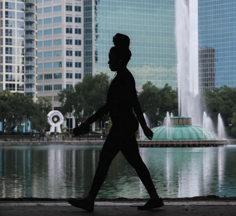 Ống kính trang bị motor bước giúp lấy nét nhanh và chính xác