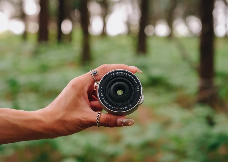 Ống kính dễ cầm nắm nhờ thiết kế công thái học