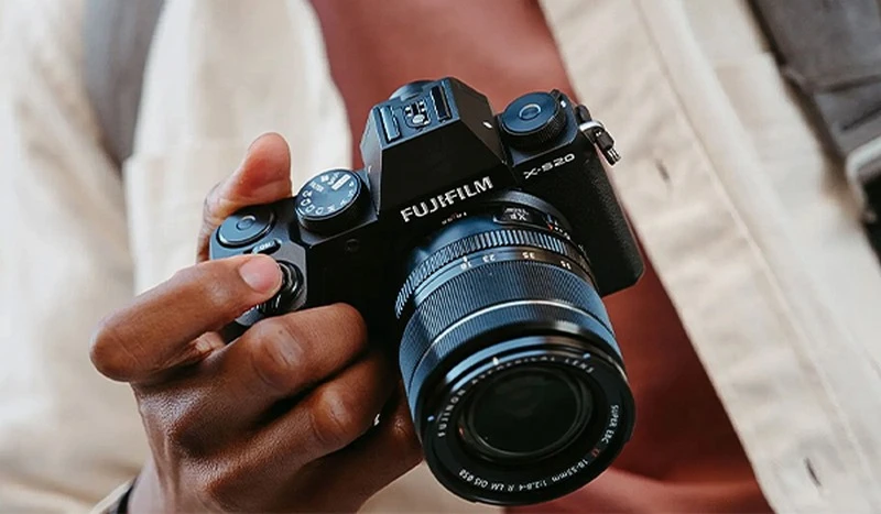 Fujifilm X-S20 sở hữu grip lớn giúp thao tác ổn định hơn khi chụp 