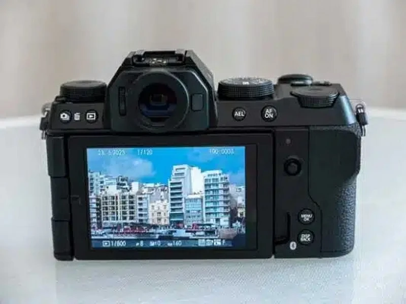 Vẻ đẹp retro tinh tế trên thân máy Fujifilm X-E5 